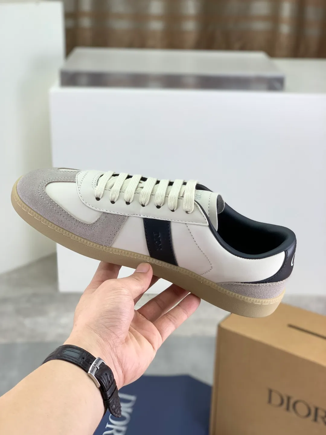 Men's men's shoes 💰P542 New Dior B01 top version of moral training shoes! ! ! White first-layer cowhide, fully oiled upper, original TPU molded outsole. New to the Fall 2025 collection, this sneaker marks the return of Dior’s classic style, reinterpreted in a stylish and elegant silhouette. Crafted from white smooth first-grain cowhide with a tonal silk sheepskin lining, it features the Dior logo on the tongue and inner sides, and a CD icon on the heel. Paired with Tpu anti-slip soles of the same color, it can be matched with various styles to create a sophisticated look.  Code number: 39-45 Complete package with airplane box